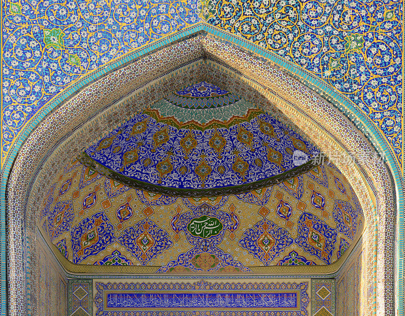 阿富汗巴尔赫省马扎里沙里夫的阿里(Hazrat Ali Mazar)神殿，半圆顶波斯瓷砖(Qashani)和壁画